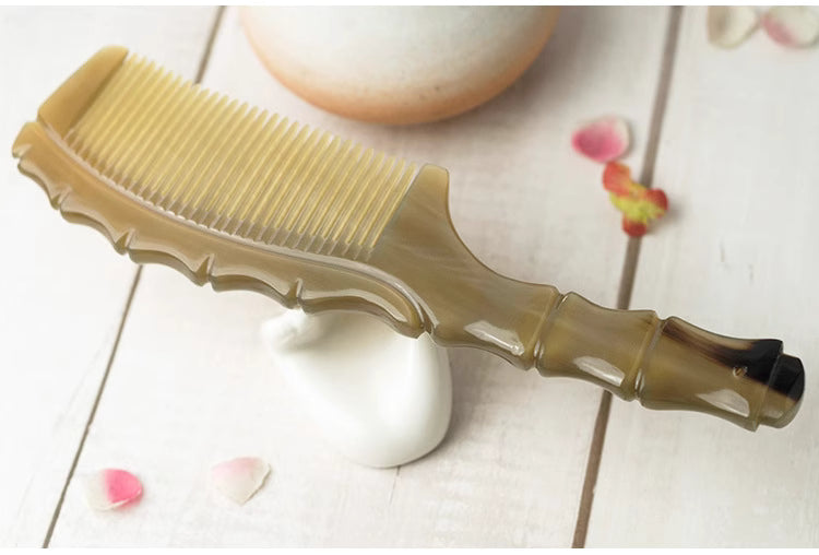 Natürlicher Hornkamm mit verstärktem Bambusgriff