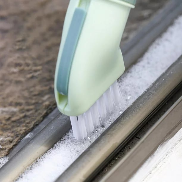 Multifunktionale Fugenbürste mit Anschluss für Mineralwasserflaschen