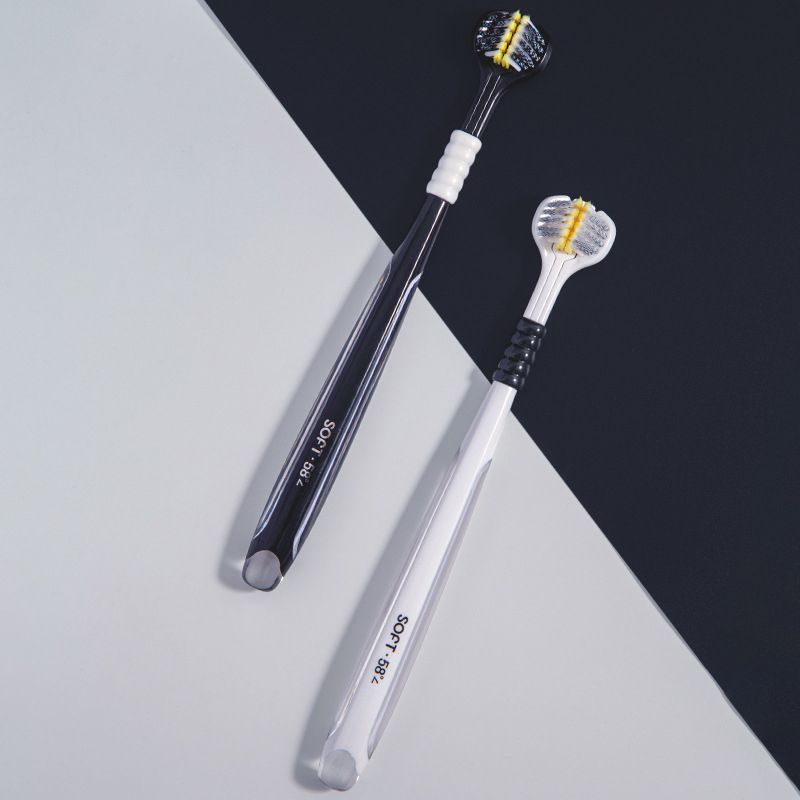 Dreiseitige Zahnbürste mit weichen Borsten