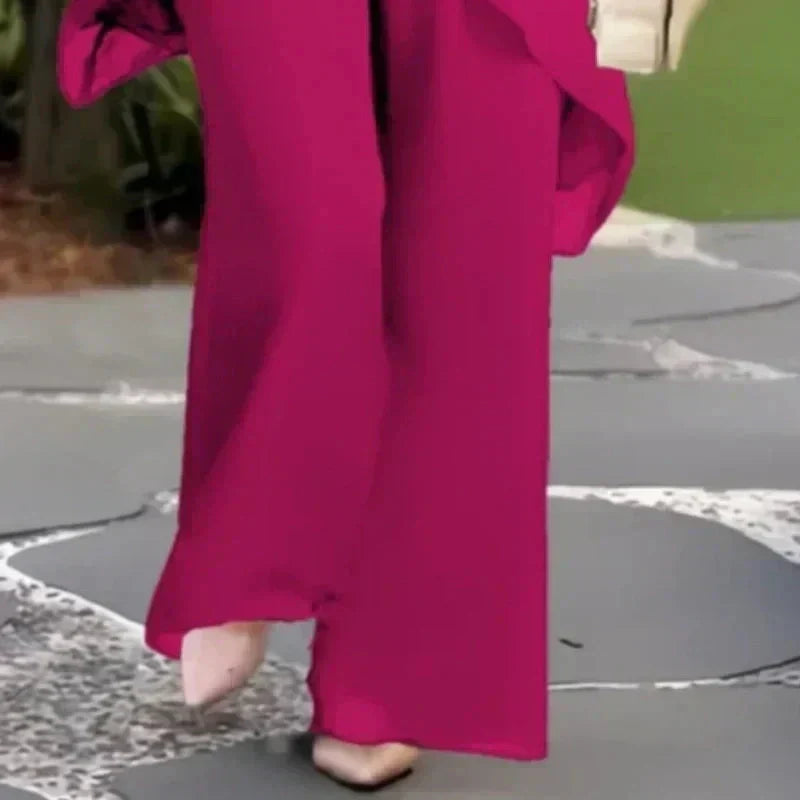 Komplett bestehend aus einem faszinierenden, unregelmäßigen Oberteil und einer Hose mit weitem Bein.