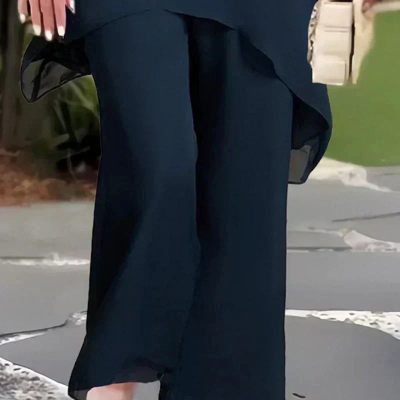 Komplett bestehend aus einem faszinierenden, unregelmäßigen Oberteil und einer Hose mit weitem Bein.