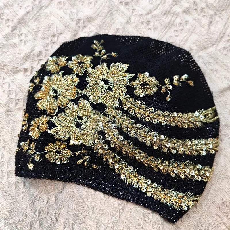 Élégant bonnet-foulard en dentelle avec décor de fleurs à paillettes