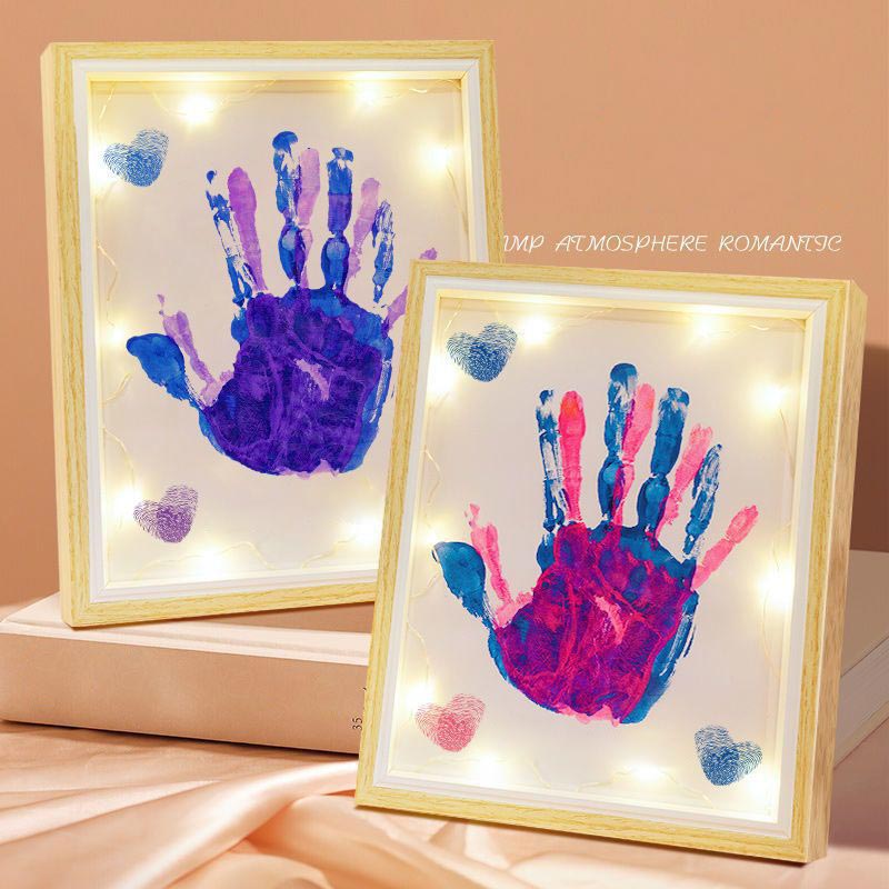 Liebesgeschenk – DIY-Set für einen Fotorahmen mit Handabdrücken des Paares