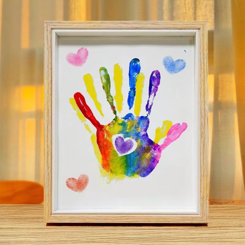 Liebesgeschenk – DIY-Set für einen Fotorahmen mit Handabdrücken des Paares