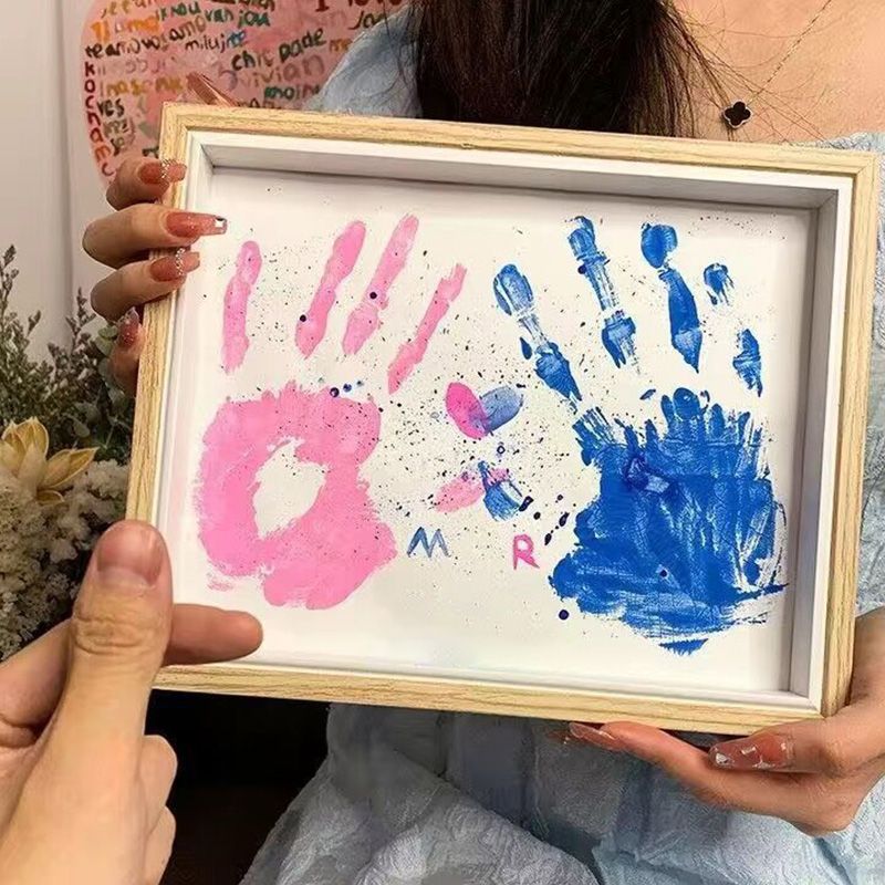 Liebesgeschenk – DIY-Set für einen Fotorahmen mit Handabdrücken des Paares
