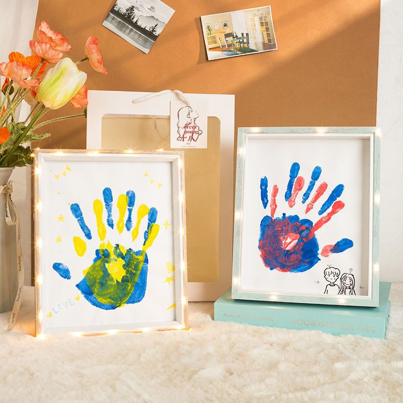 Liebesgeschenk – DIY-Set für einen Fotorahmen mit Handabdrücken des Paares