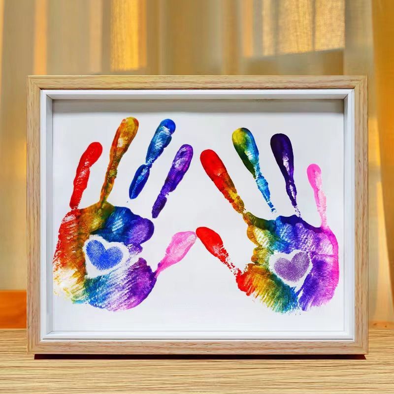 Liebesgeschenk – DIY-Set für einen Fotorahmen mit Handabdrücken des Paares