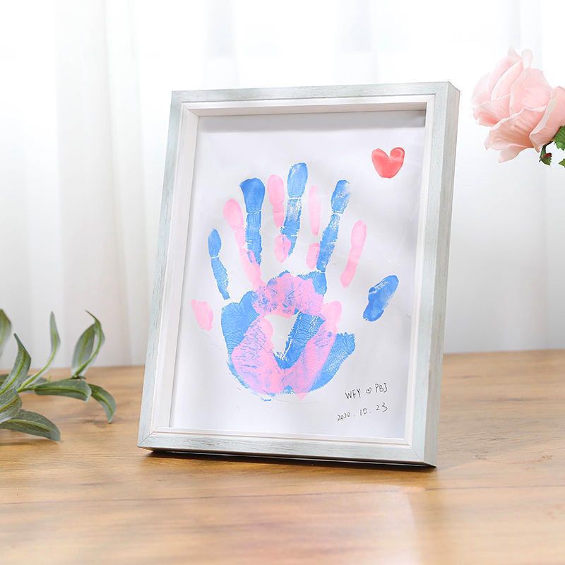 Liebesgeschenk – DIY-Set für einen Fotorahmen mit Handabdrücken des Paares