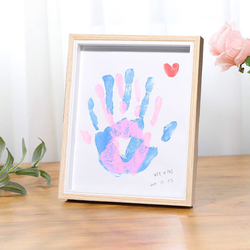 Liebesgeschenk – DIY-Set für einen Fotorahmen mit Handabdrücken des Paares